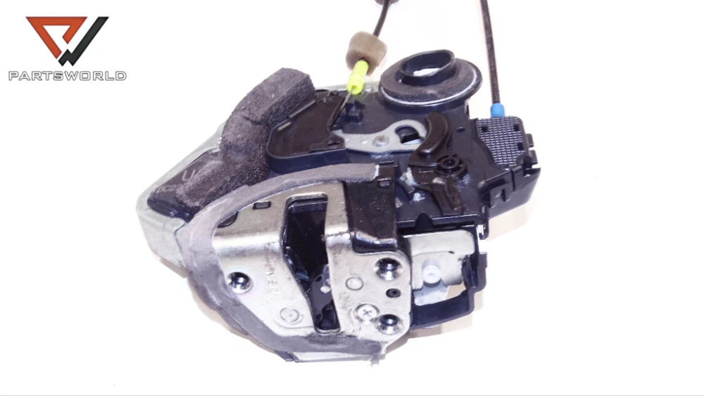 Брава врата задна лява за lexus is ii 220d 2.2d... Брава врата задна лява за lexus is ii 220d 2.2d...