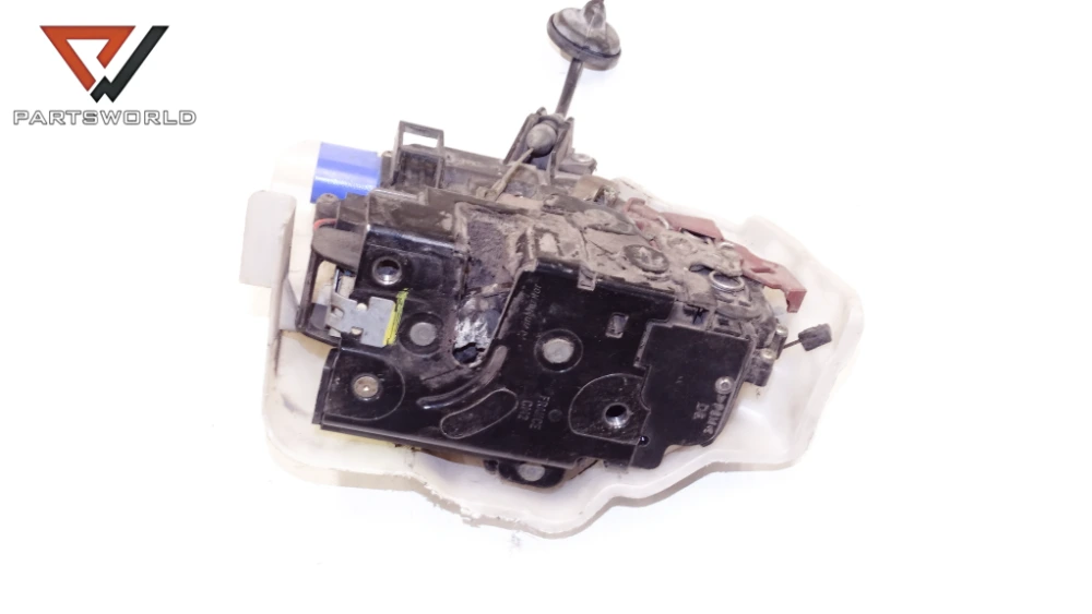 Брава врата задна дясна за vw touran 1.9 tdi 105 hp avq (minivan) Брава врата задна дясна за vw touran 1.9 tdi 105 hp avq (minivan)