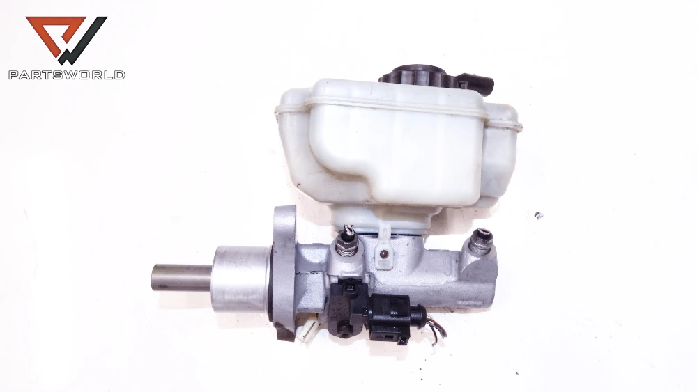 dsc03452_partsworld Спирачна помпа с казанче за AUDI A3 (8P) 1.9 TDI 105 hp (hatchback) - Image 1