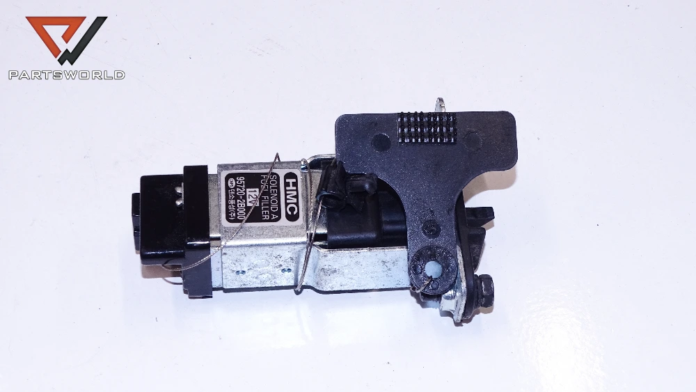 dsc04573_partsworld Механизъм аварийно отваряне вратичка резервоар 95720-2B000 за HYUNDAI Santa Fe II 2.2 CRDi 4WD 155 hp - Image 1